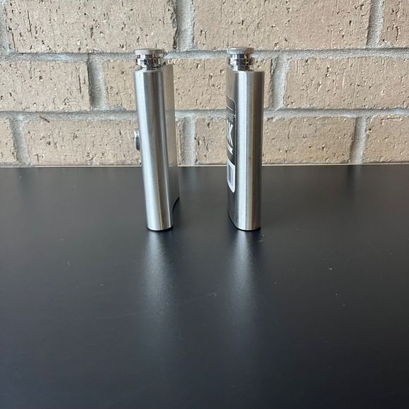 Set of Two Stainless Steel Flask 8 oz 5 in x 4 in x 1 in - Picture 3 of 14